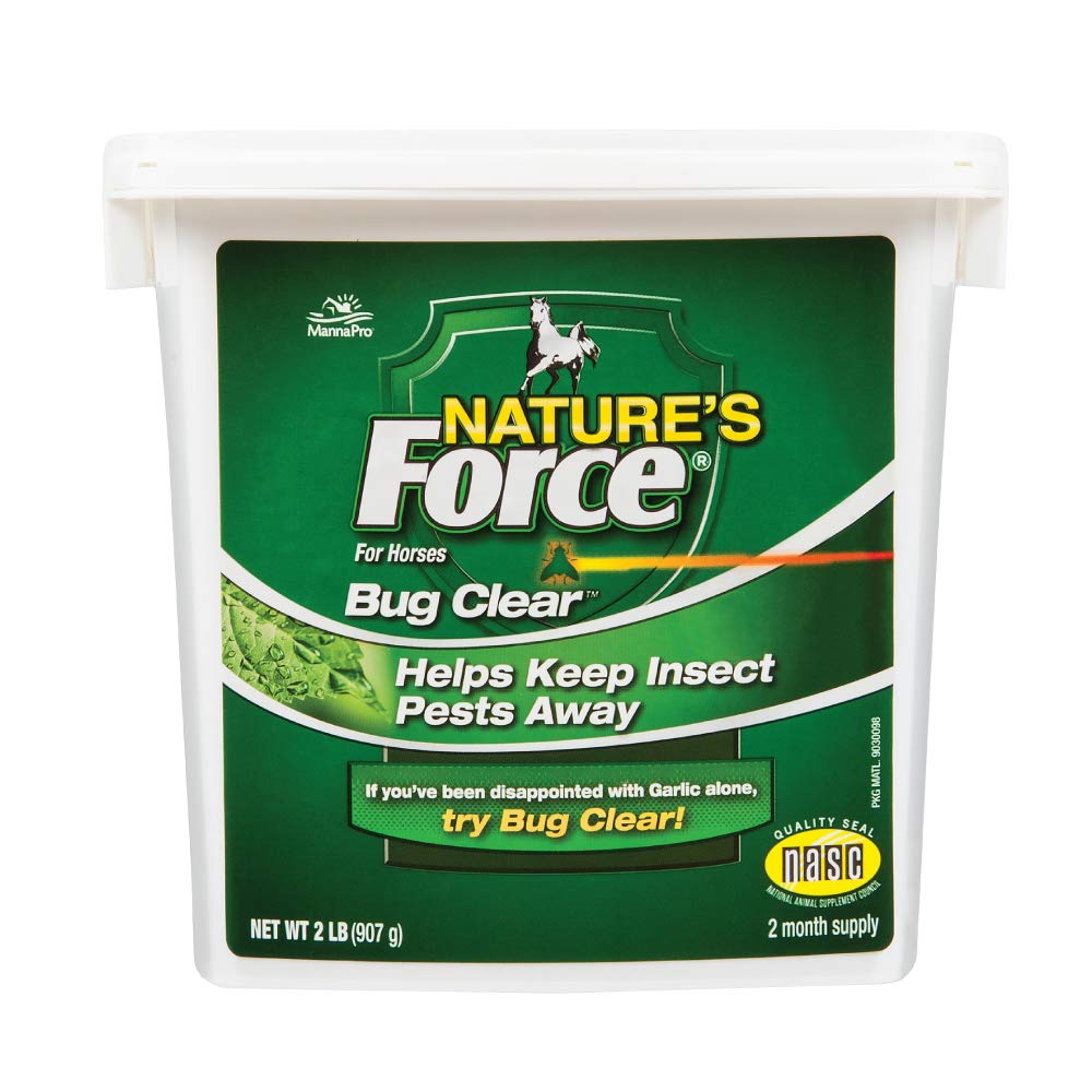 Manna Pro Nature’s Force Bug Clear defiende contra insectos al alimentar al caballo.