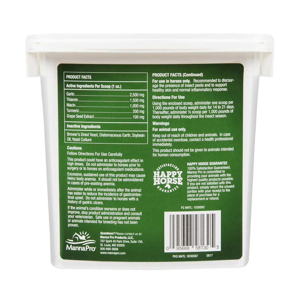 Manna Pro Nature’s Force Bug Clear protege al caballo contra insectos durante la comida.