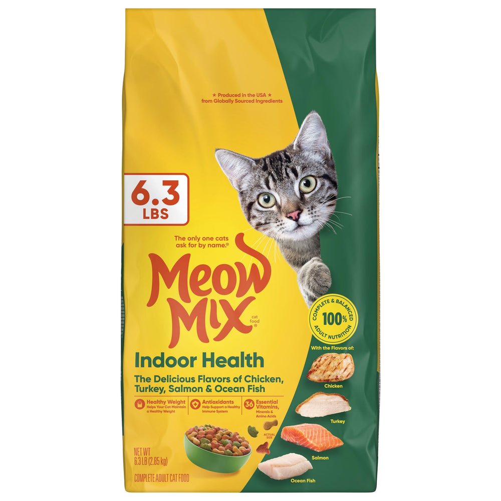 Meow Mix Indoor Health, gato disfrutando la comida en casa.