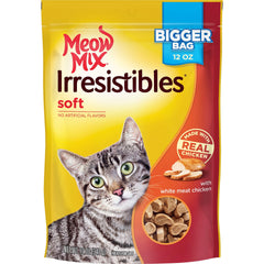 Meow Mix Irresistibles, gato disfrutando de una golosina suave.
