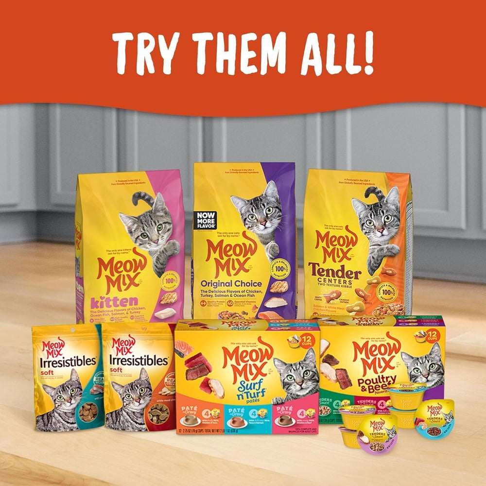 Gatitos explorando la comida Meow Mix Li’l Nibbles y su sabor.