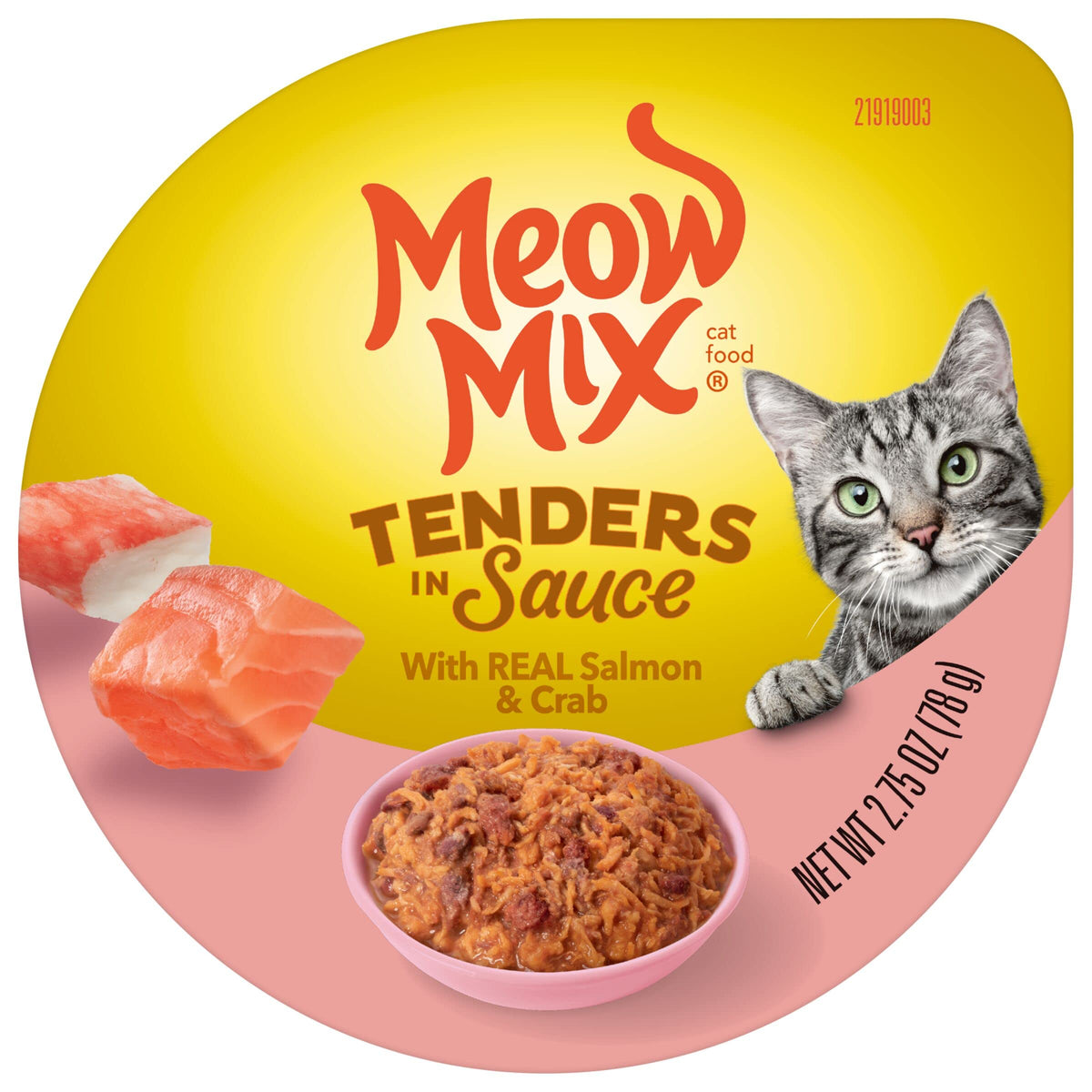 Meow Mix Tenders con salmón y cangrejo en salsa, en taza, sabor popular entre gatos.