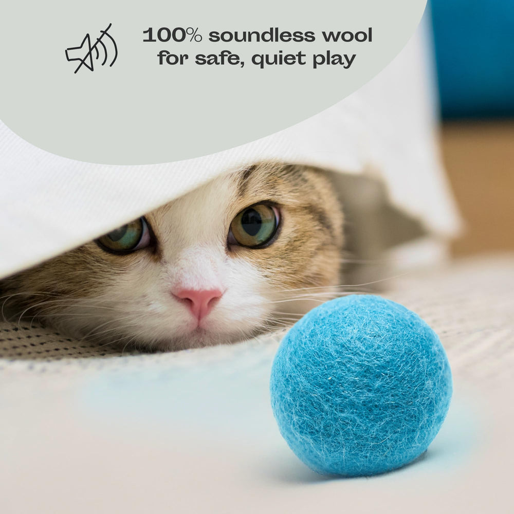 MEOWFIA bolas de lana junto a una cueva de gato para juego.