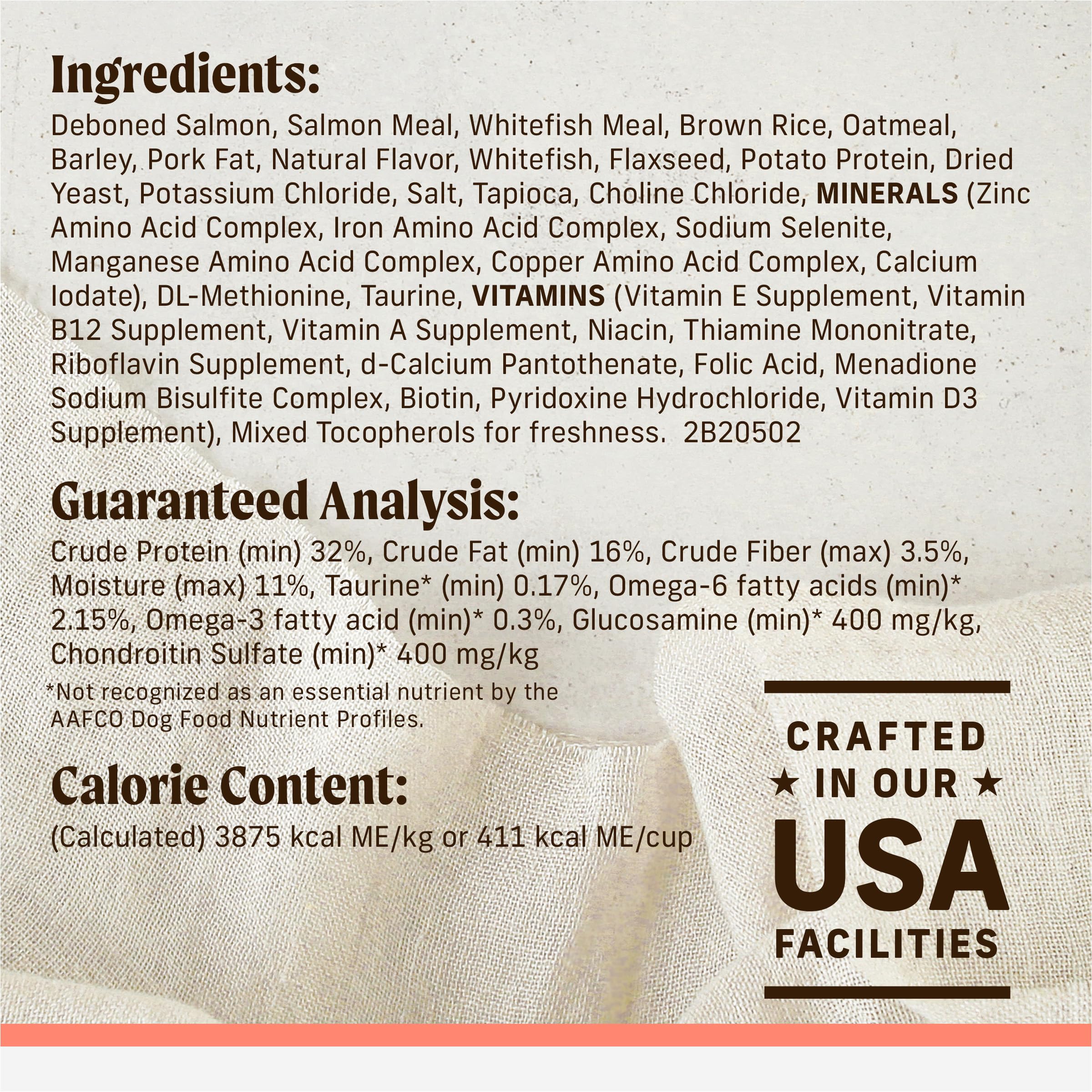 Merrick Backcountry Healthy Grains mezcla kibble y trozos crudos para sabor y proteína.
