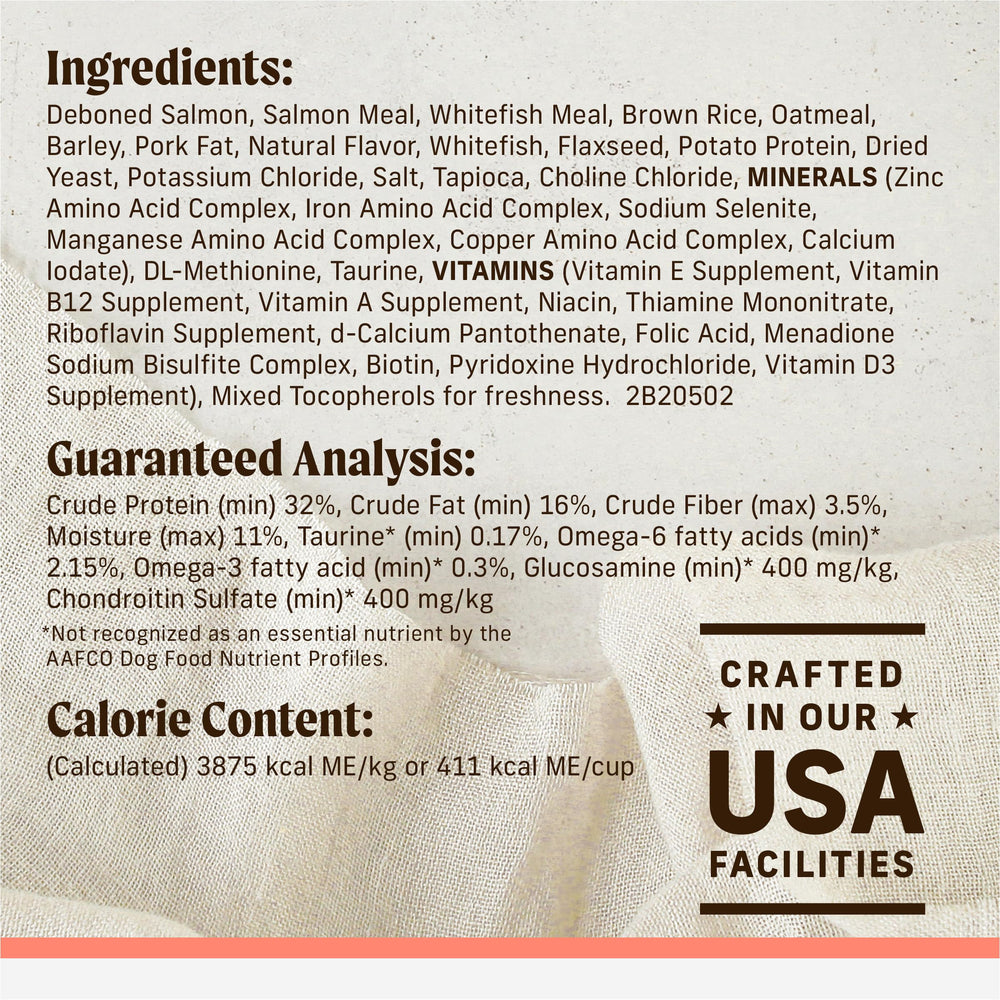 Merrick Backcountry Healthy Grains mezcla kibble y trozos crudos para sabor y proteína.