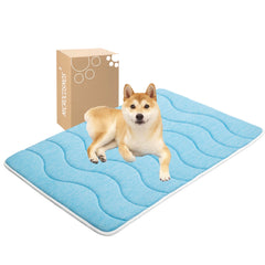 MICROCOSMOS cama para perros de color azul cielo con superficie fría para días cálidos.