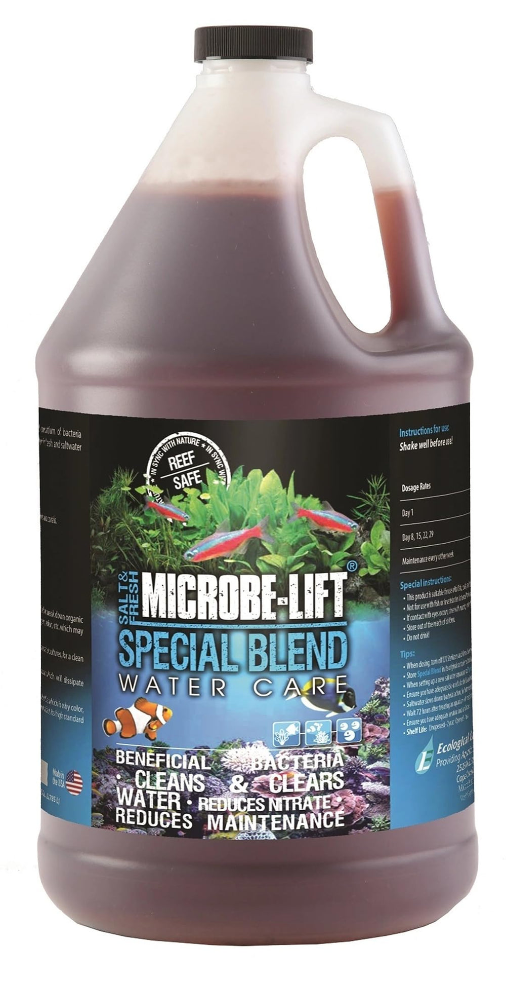 MICROBE-LIFT Special Blend vertido de la botella para iniciar biofiltración en el acuario