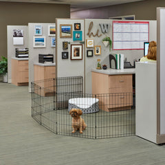 Cuatro anclajes de suelo de MidWest Homes for Pets para mayor estabilidad al aire libre.