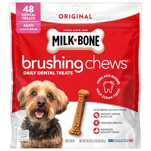 Milk-Bone Brushing Chews perro feliz saboreando la golosina de pollo.
