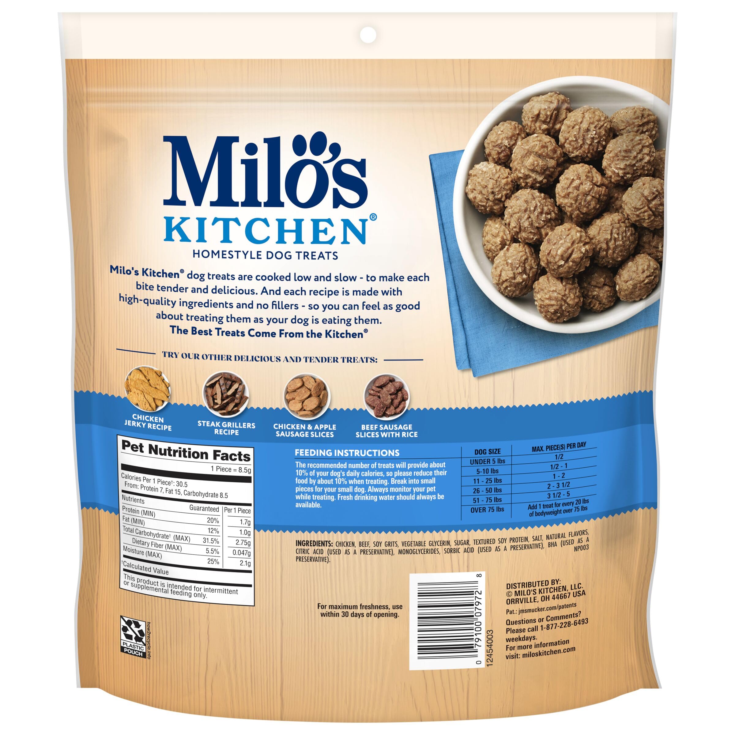 Milo's Kitchen bolas de pollo en la mano para referencia de tamaño