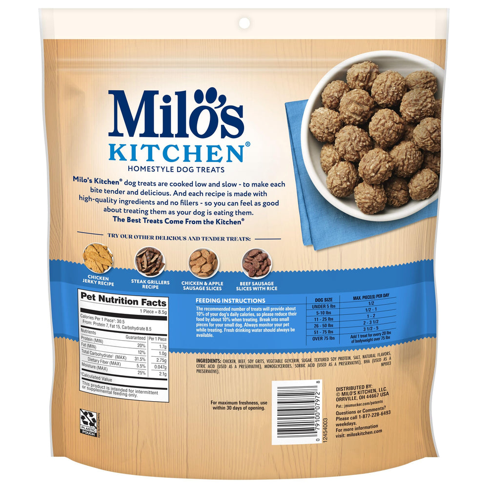 Milo's Kitchen bolas de pollo en la mano para referencia de tamaño
