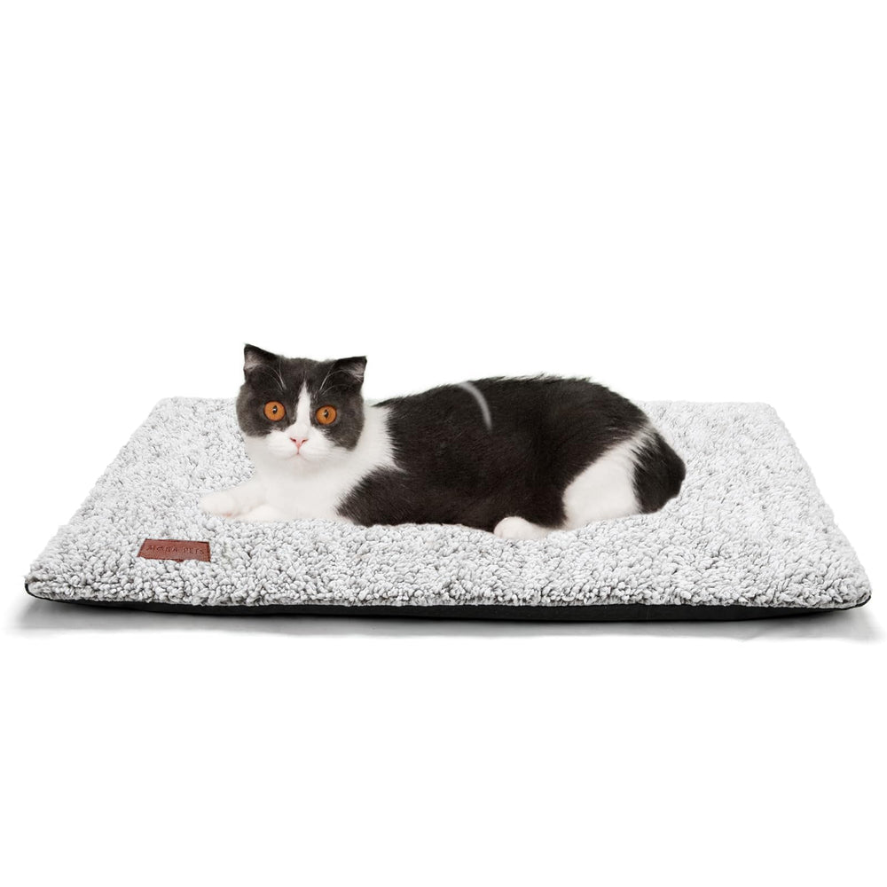 Mora Pets cama autocalentada 24x18 con gato dormido, calor suave sin cables.