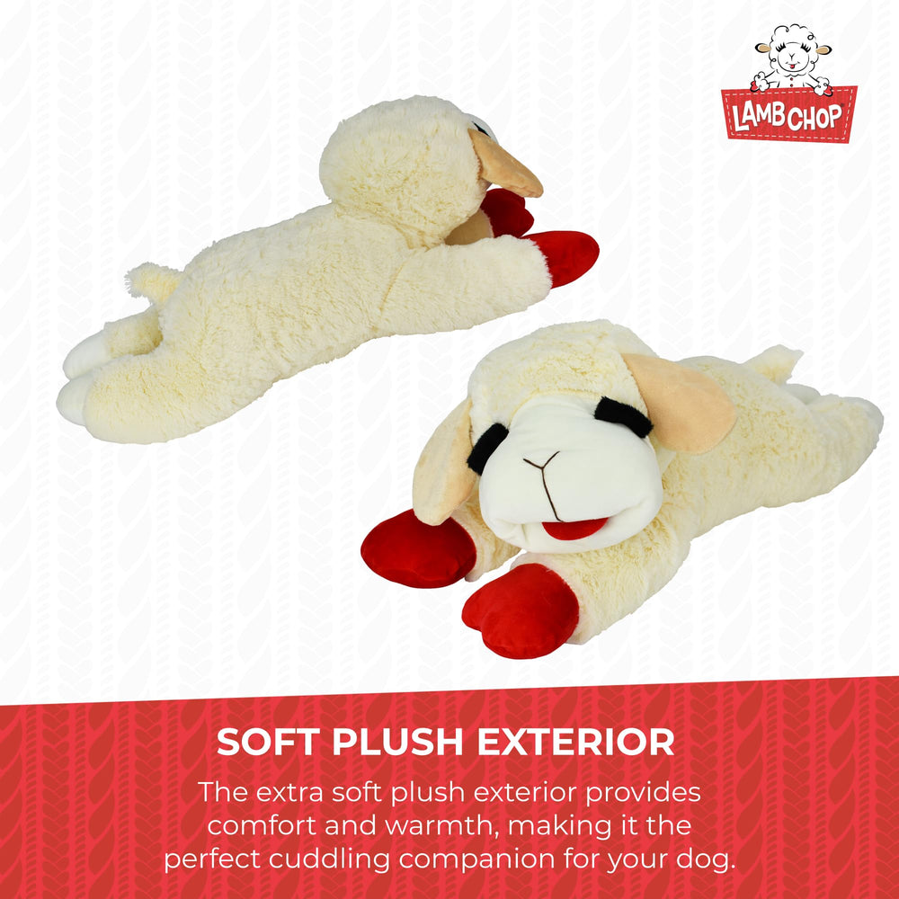 Perro jugando con Lamb Chop crema, tamaño XXL para perros grandes.