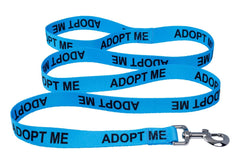 Cierre metálico duradero y práctico en la correa Adopt Me de Native Pup azul.