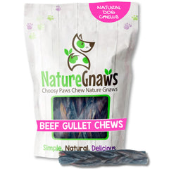 Nature Gnaws trenzas de esófago de res muestran una pieza masticable para perros pequeños.