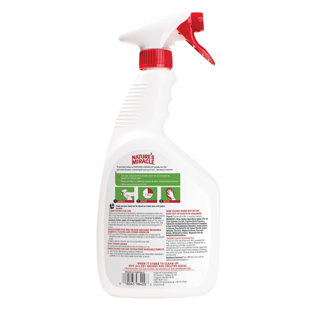 Pulvérisation du Nature’s Miracle Skunk Odor Remover sur tissu, neutralisation d’odeur.