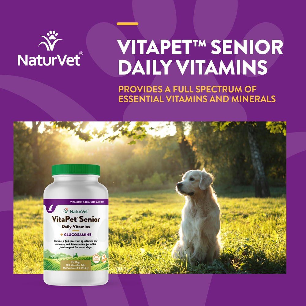 NaturVet VitaPet Senior tabletas masticables en la mano para probar sabor.