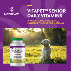 NaturVet VitaPet Senior tabletas masticables en la mano para probar sabor.