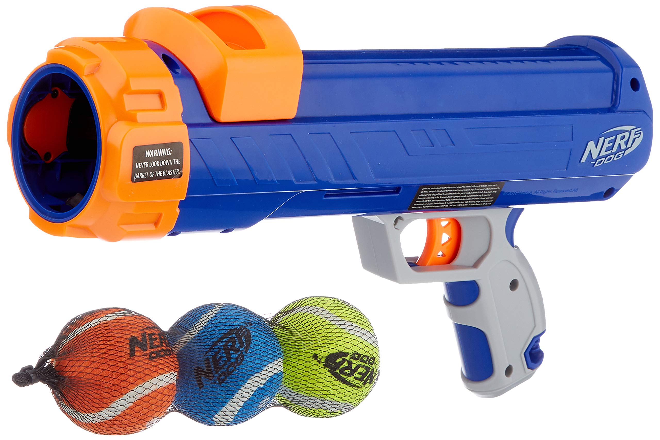 Nerf Dog Tennis Ball Blaster lanza la pelota a largas distancias para juegos exteriores.