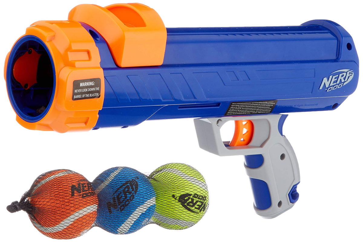 Nerf Dog Tennis Ball Blaster lanza la pelota a largas distancias para juegos exteriores.