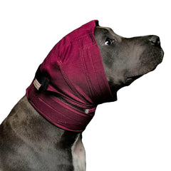 No Flap Ear Wrap rojo, vista frontal, protección suave para orejas durante recuperación.