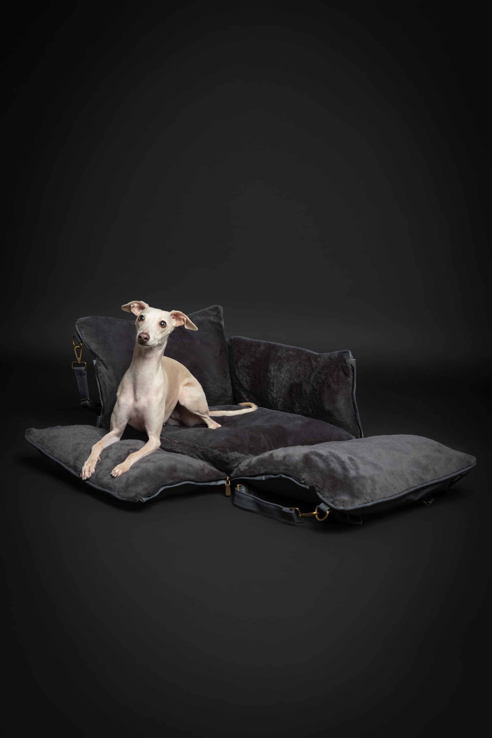 NOAH & PAW: funda de cuero vegano exterior, aspecto elegante y fácil limpieza.