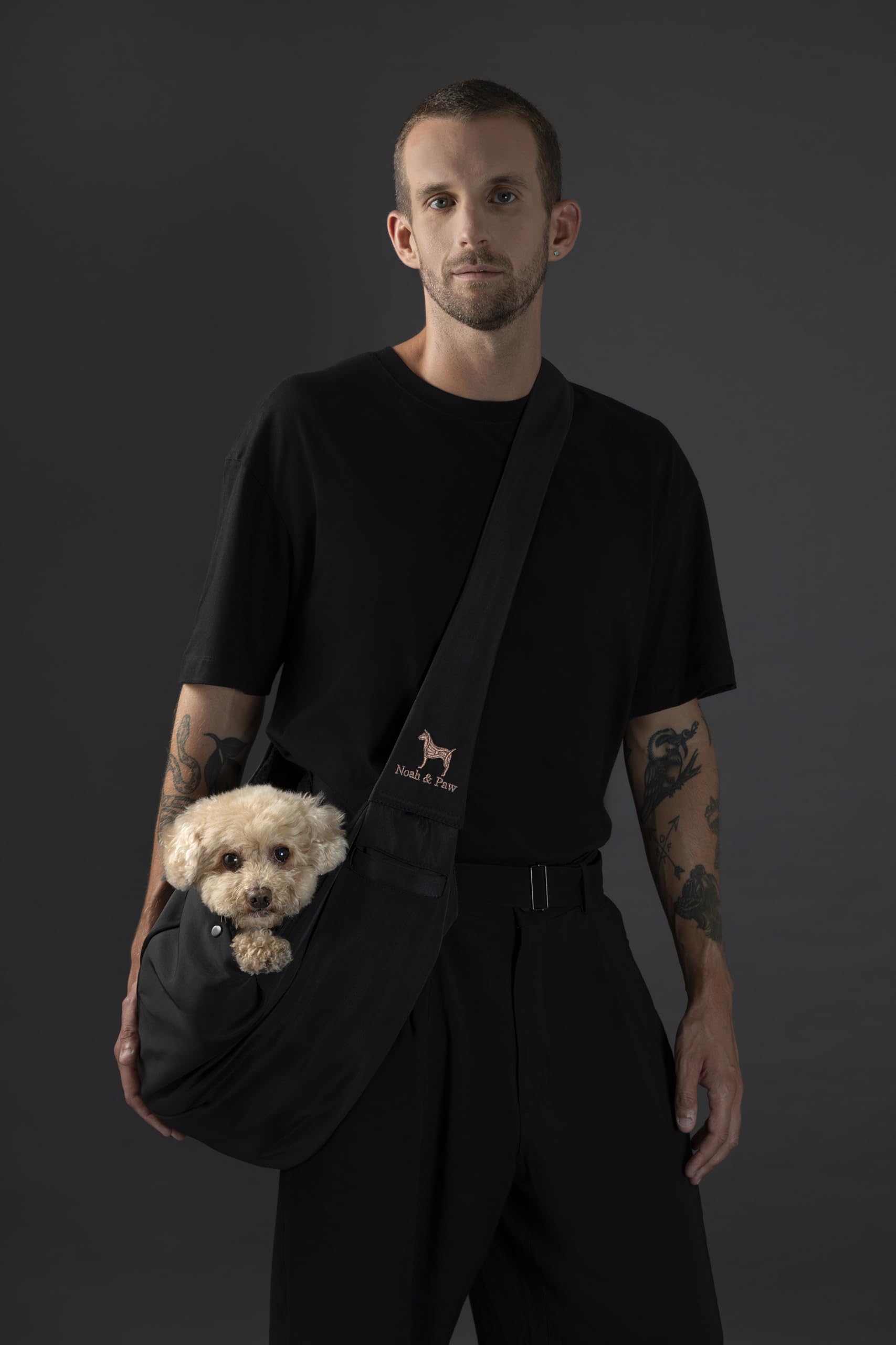Portabebés bandolera Noah & Paw para perros y gatos, uso versátil para salidas.