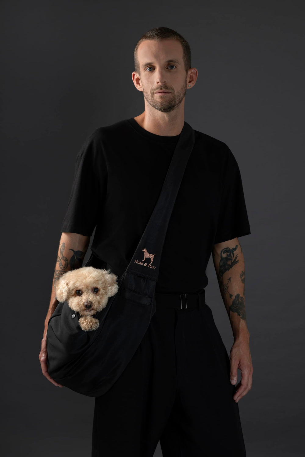 Portabebés bandolera Noah & Paw para perros y gatos, uso versátil para salidas.