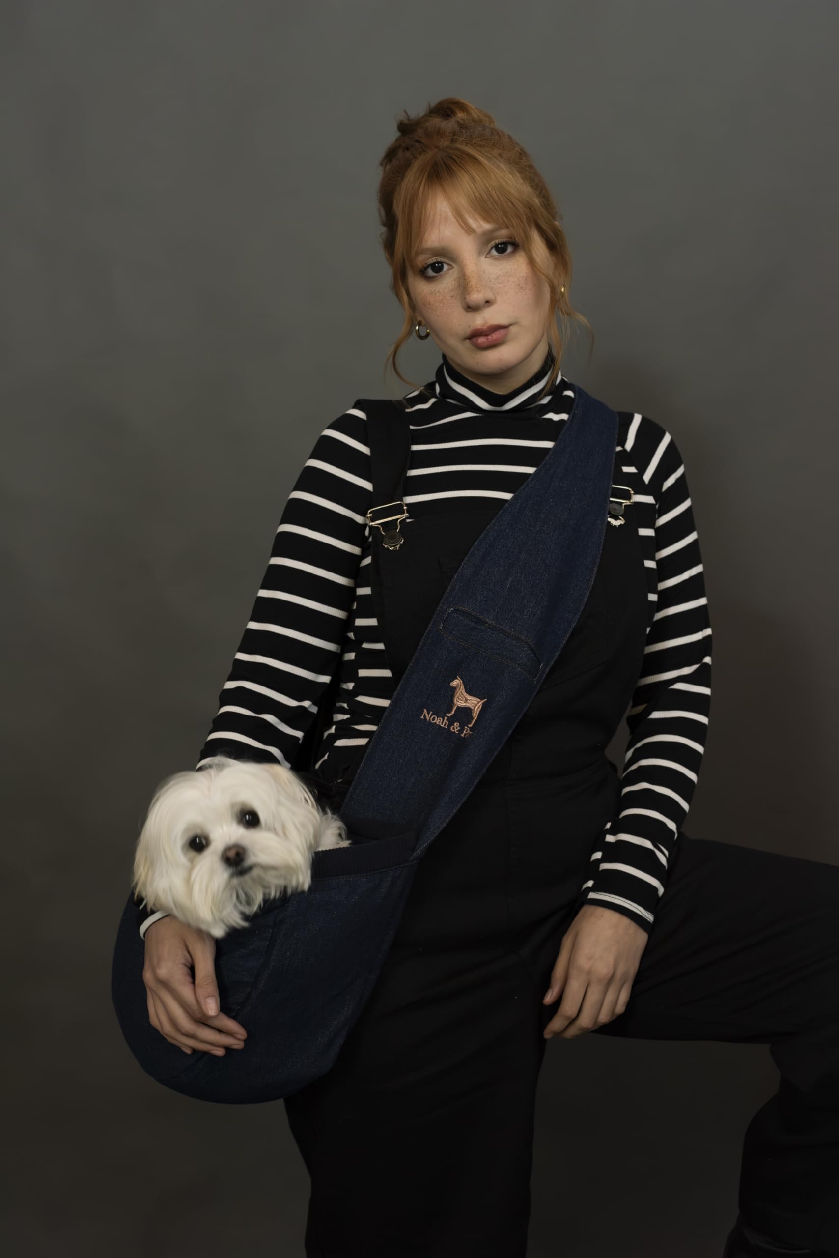 Noah & Paw sling con compartimentos ocultos para objetos pequeños.