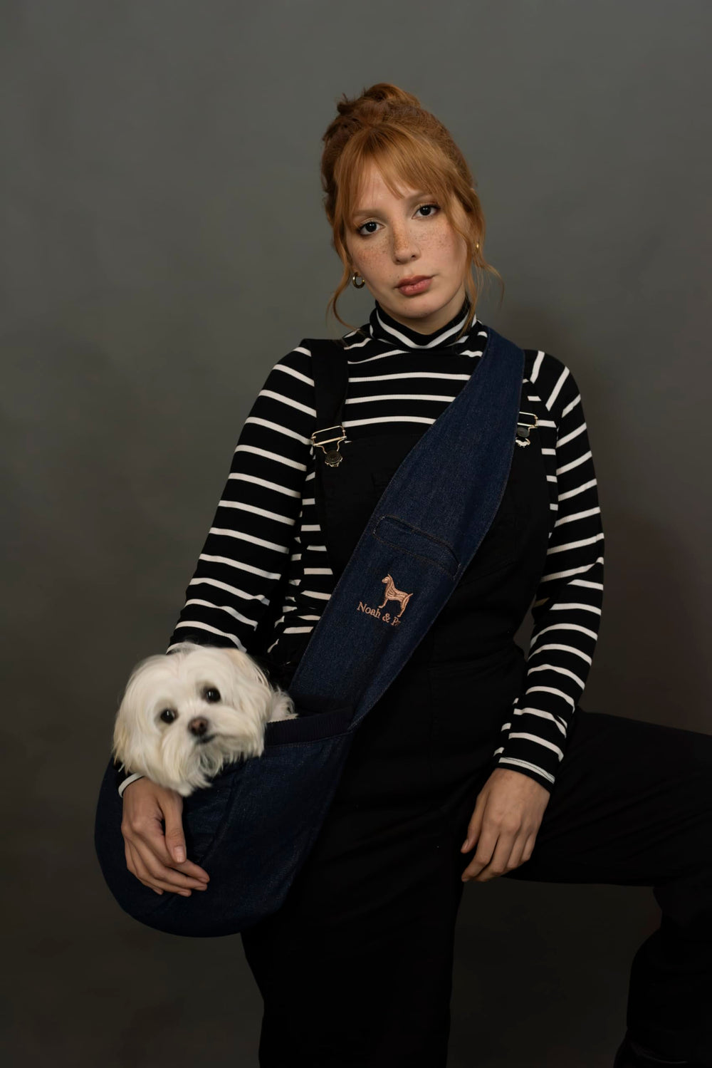 Noah & Paw sling con compartimentos ocultos para objetos pequeños.