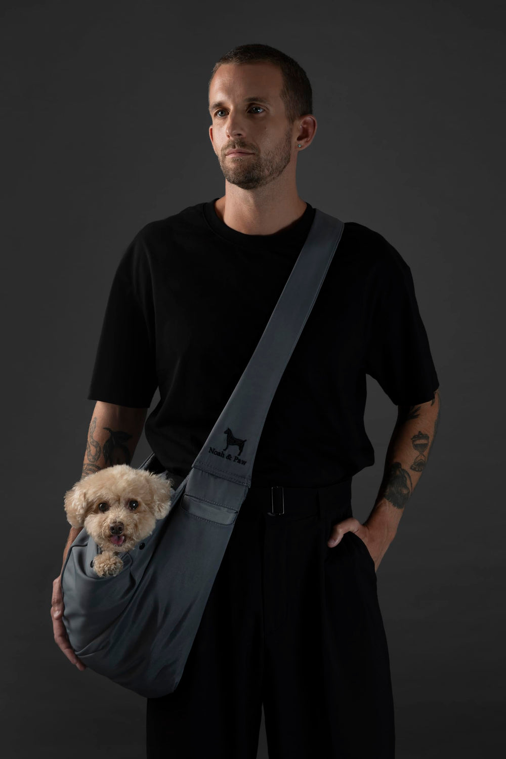 Correa acolchada y ajustable de NOAH & PAW Sling para mayor confort.