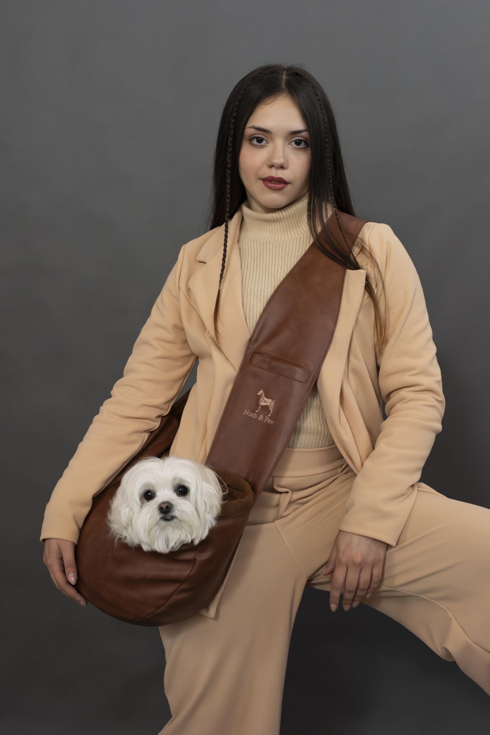 NOAH & PAW Sling diseño compacto y seguro para uso diario.