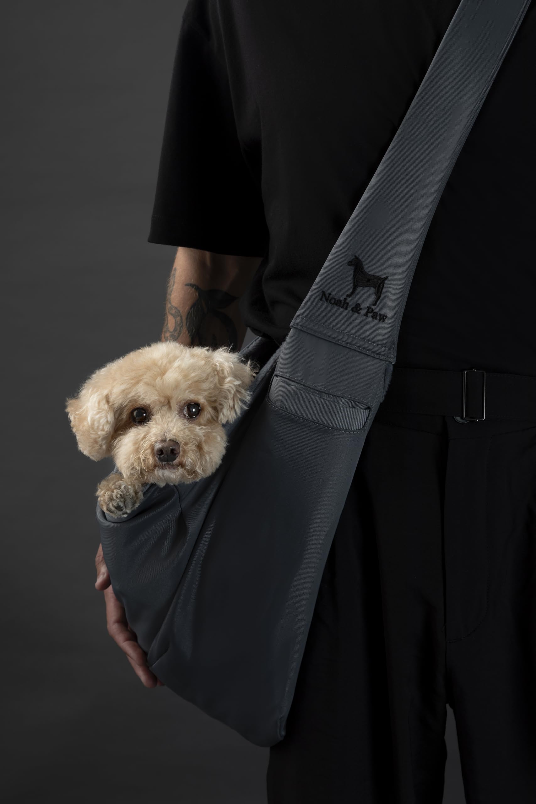 Seguridad de doble cierre en NOAH & PAW Sling para tranquilidad al caminar.