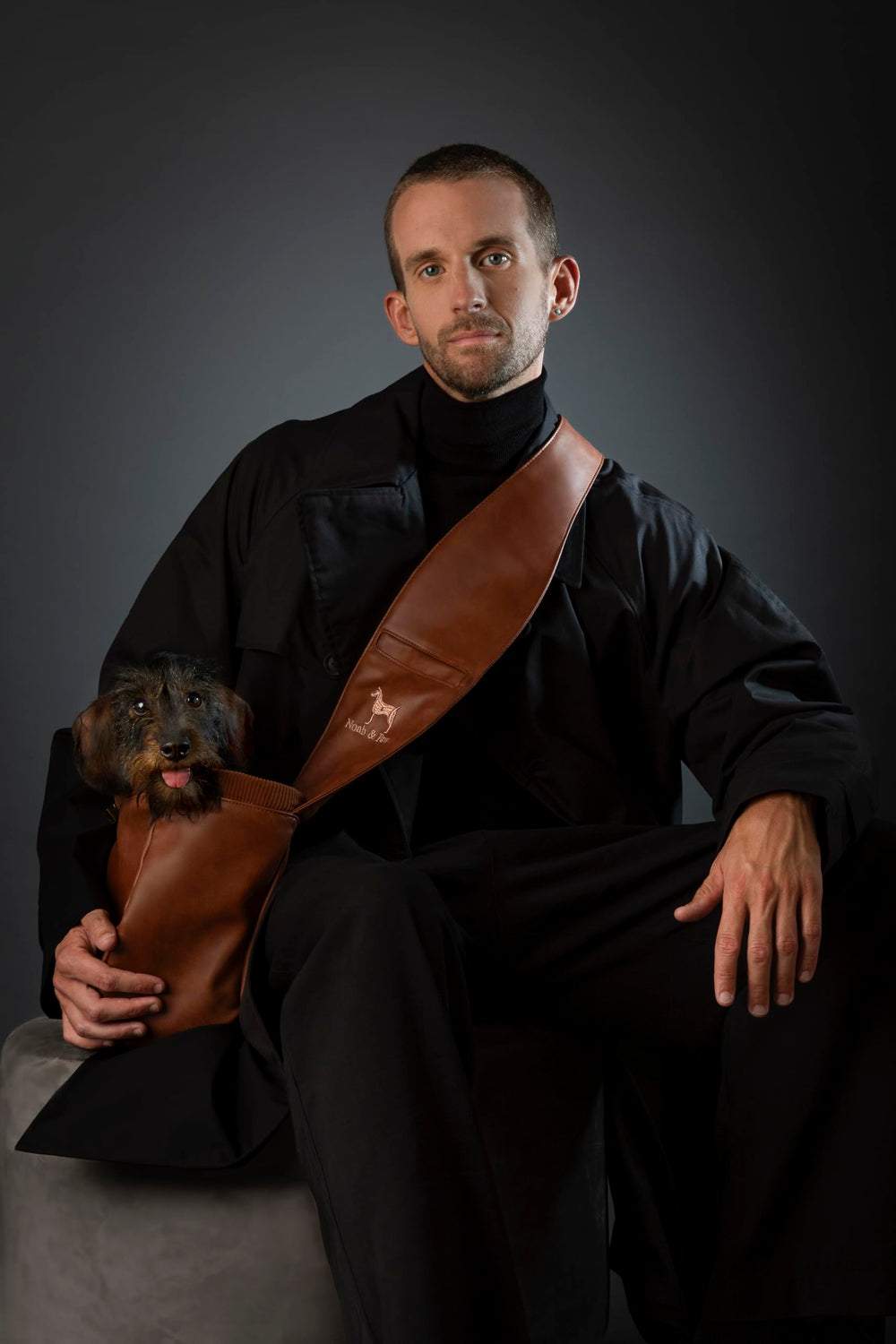 NOAH & PAW Sling ideal para paseos diarios y viajes con mascotas pequeñas.