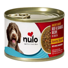 Nulo estofado en lata cerca, muestra ingredientes reales y quinoa.