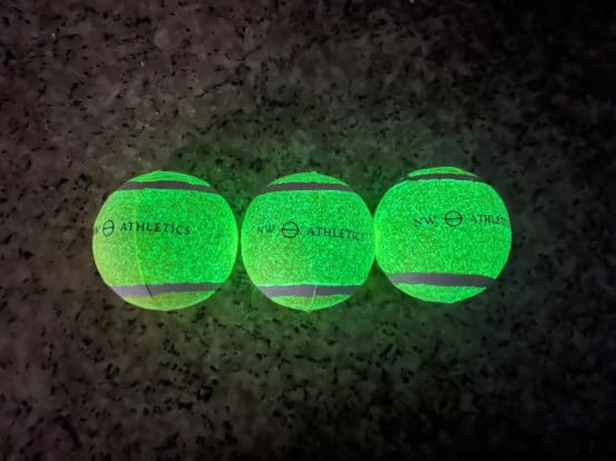 NW Athletics bola-tenis para perro con luz nocturna, ideal para juego nocturno seguro.