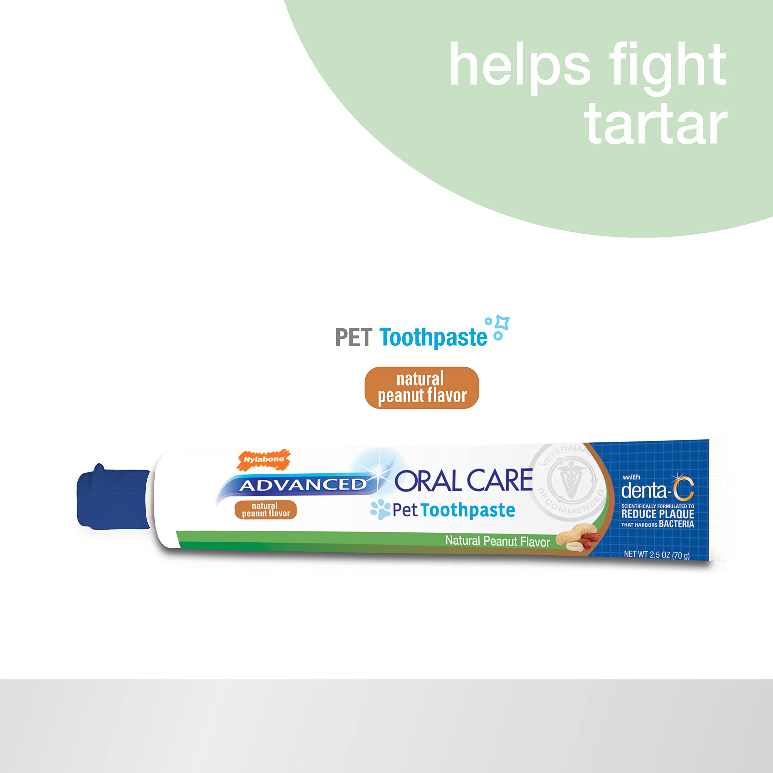 Aplicación de pasta dental natural de Nylabone para cepillado canino.