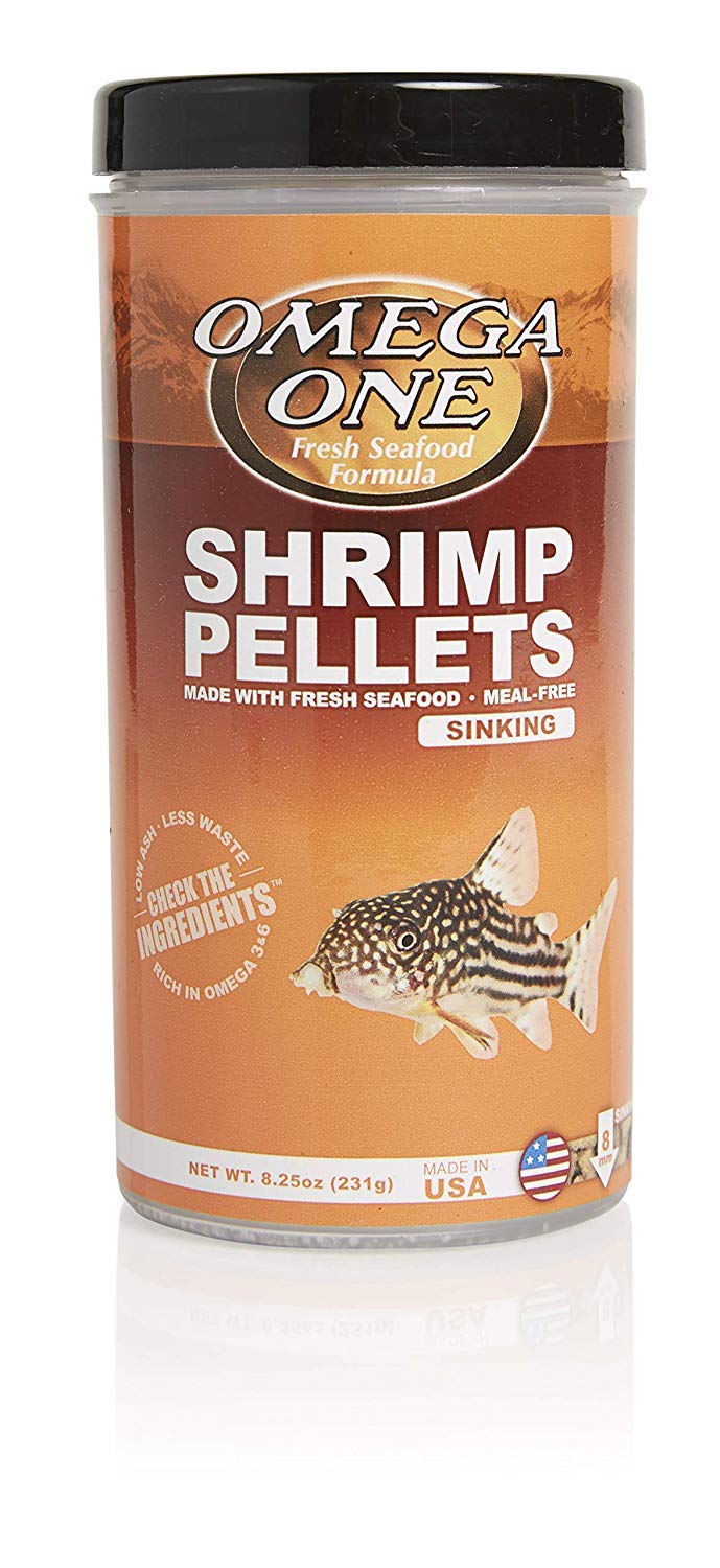 Omega One granulos camaron 8mm cayendo en acuario, nutricion de calidad para peces