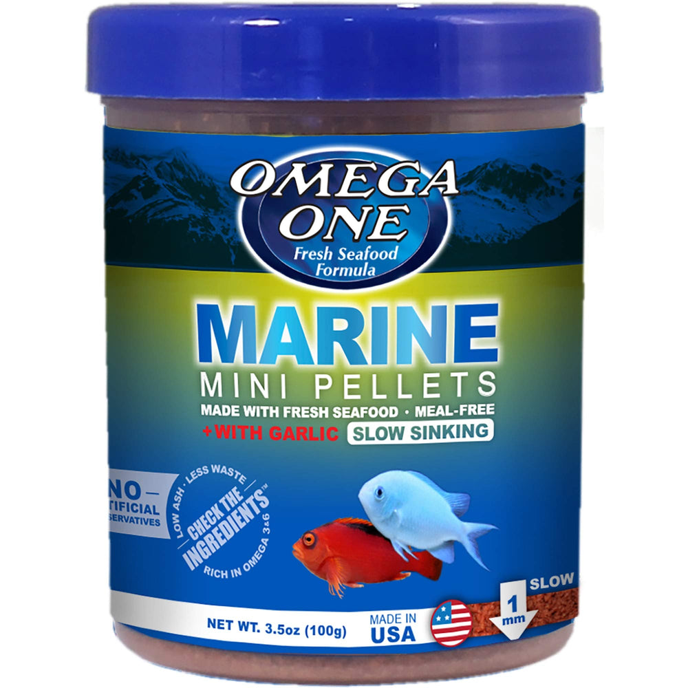 Omega One Marine Mini Pellets con ajo en primer plano, crujientes y ricos en Omega-3.