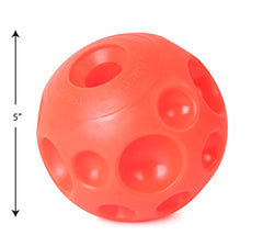 PAW PRINT Omega Paw Tricky Treat Ball Grande perro en acción rodando para premios