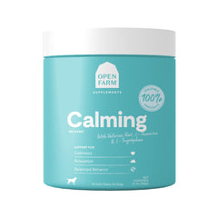 Open Farm Calming Chews en bote para perros, ayuda a promover la calma.