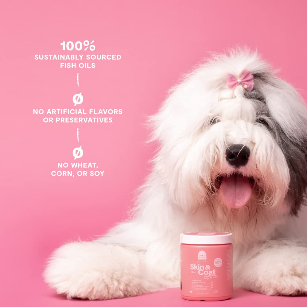Open Farm perro disfrutando pastillas en casa, beneficios posibles para piel y pelo