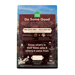 Open Farm RawMix Front Range en plato, croquetas sabrosas para perros activos.