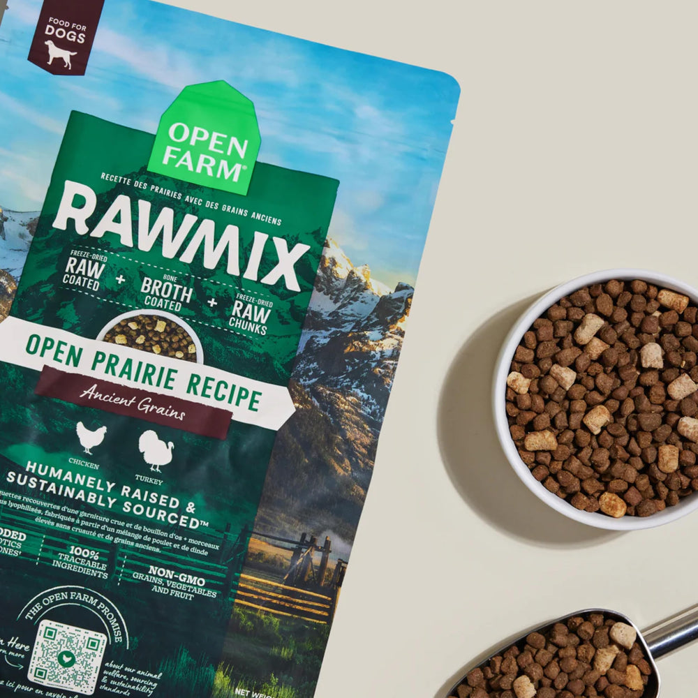Textura crujiente de croquetas Open Farm RawMix para perros curiosos