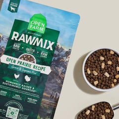 Trozos liofilizados crudos de Open Farm RawMix añaden sabor natural