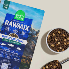 Trozos crudos liofilizados de pescado blanco en Open Farm RawMix