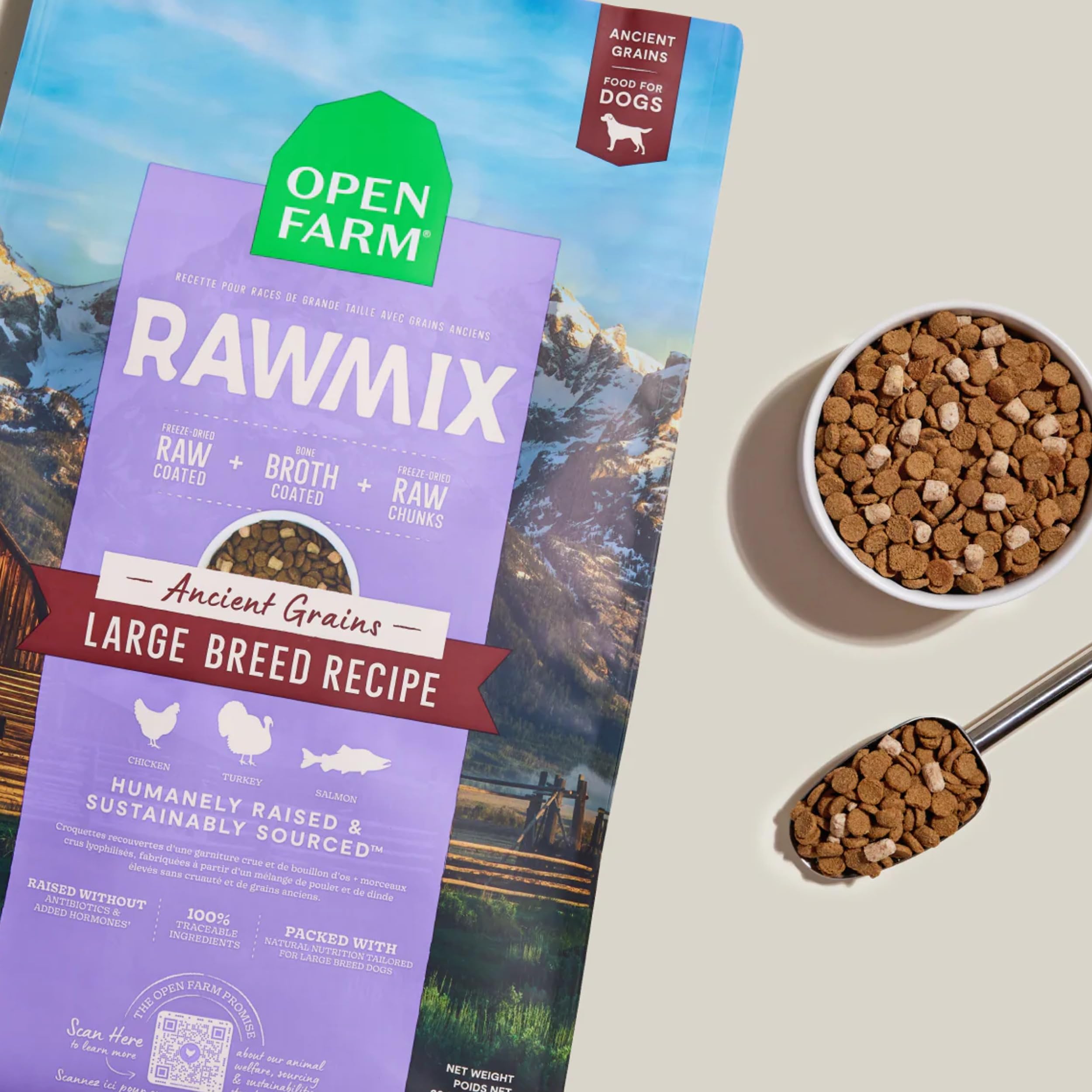 Trozos crudos liofilizados de Open Farm RawMix para enriquecer la dieta de tu perro.