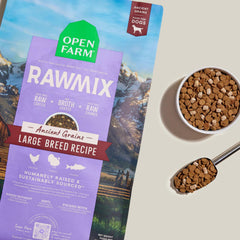 Trozos crudos liofilizados de Open Farm RawMix para enriquecer la dieta de tu perro.