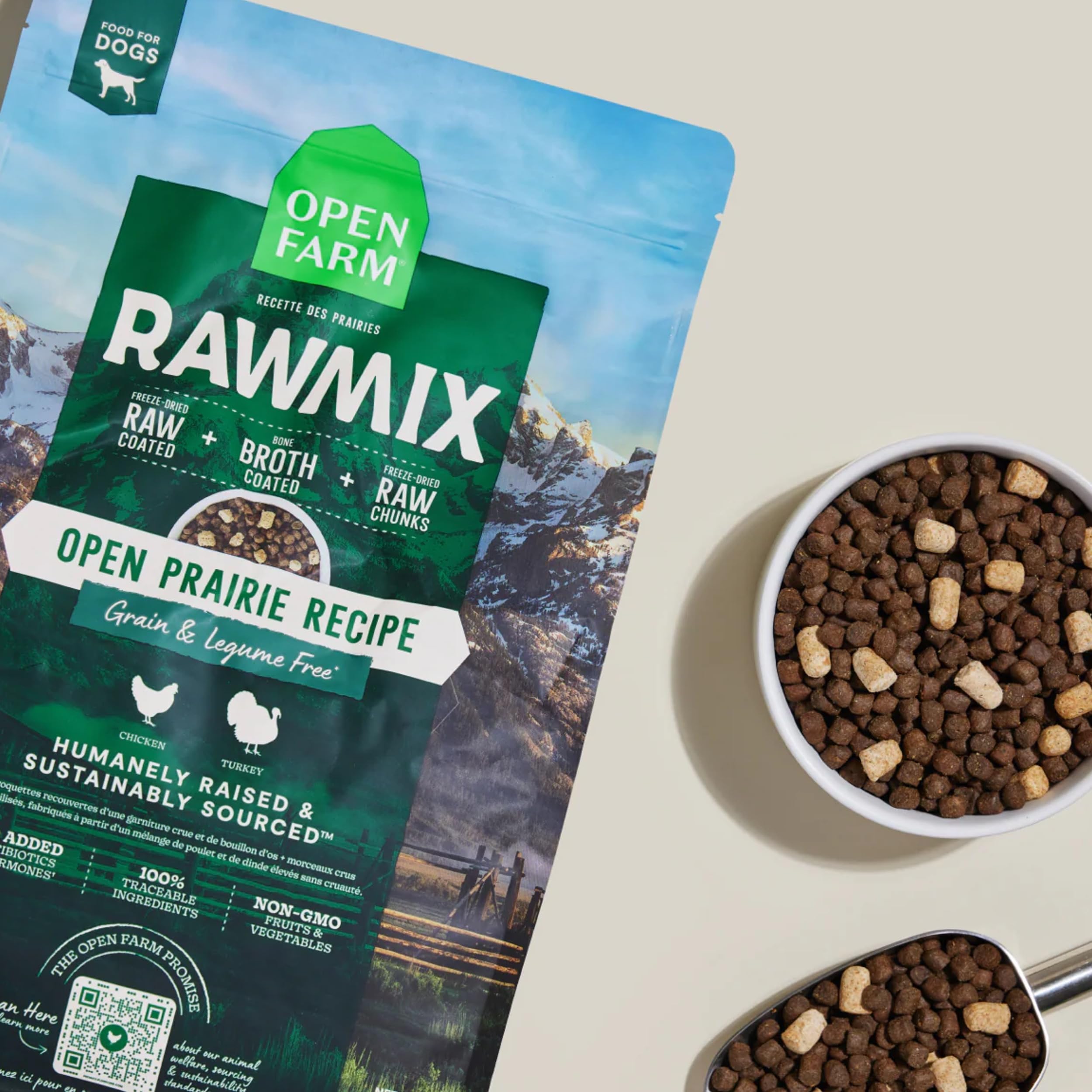Trozos crudos deshidratados en la fórmula RawMix de Open Farm