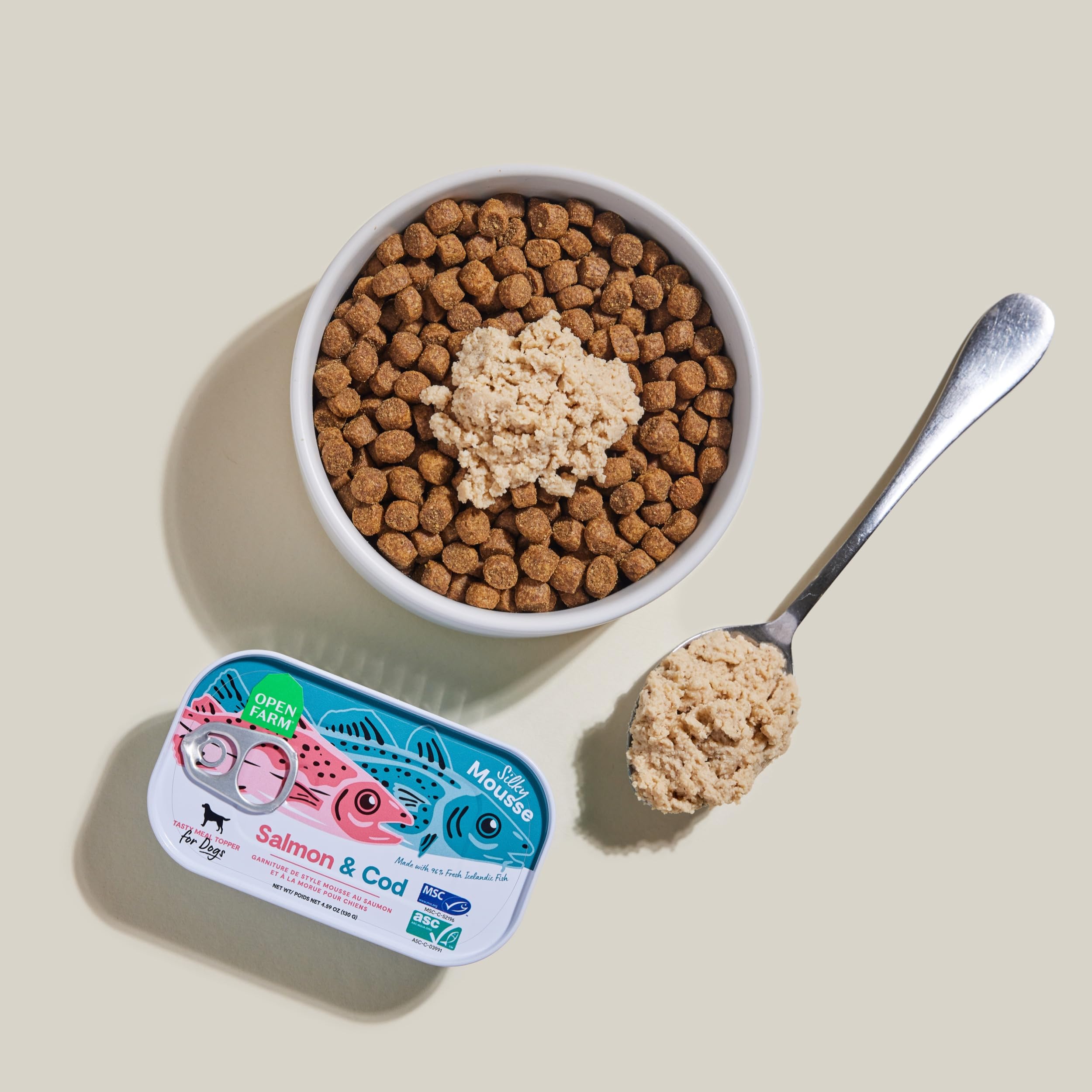 Open Farm mousse-sabor delicioso, perro contento tras su snack diario.
